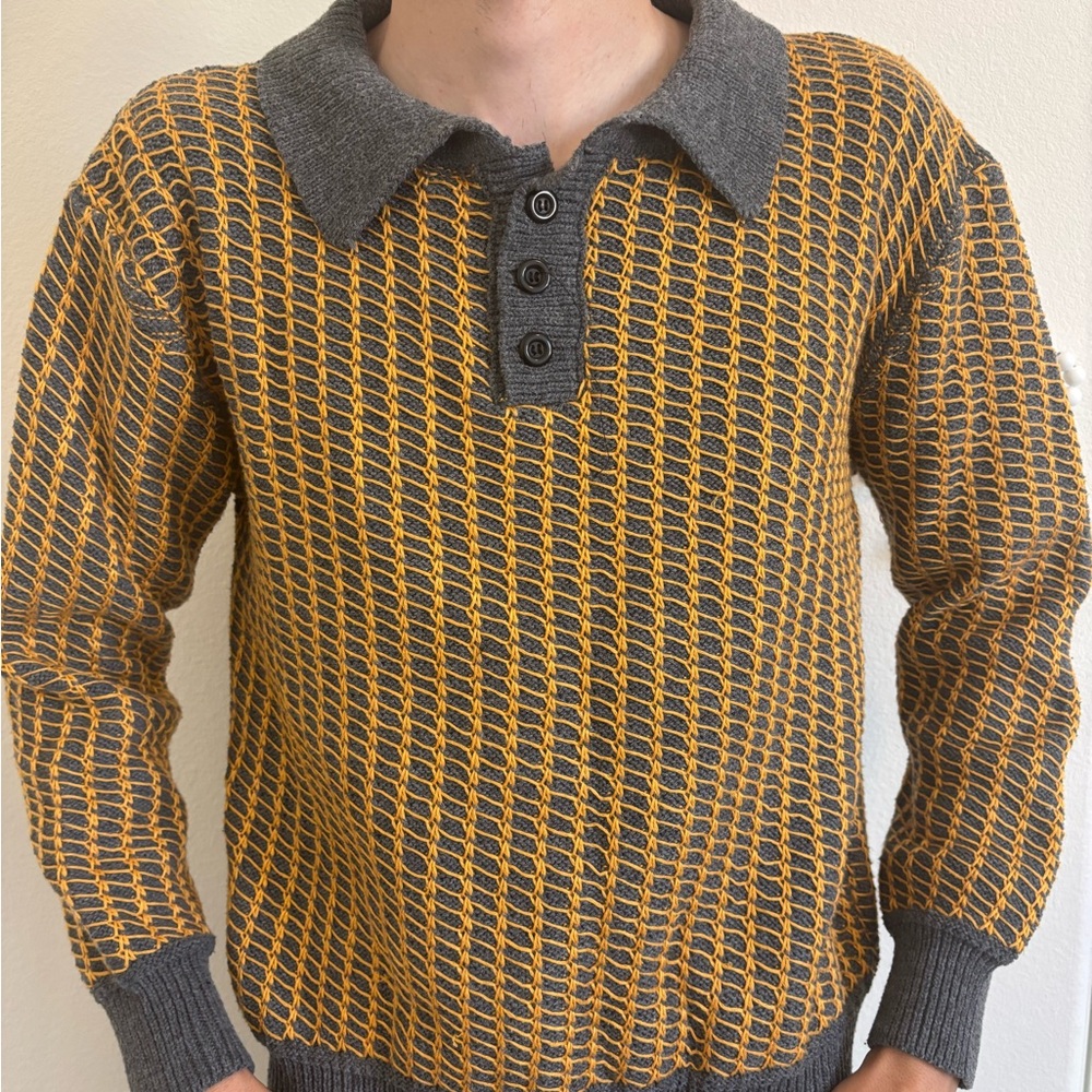 Elegant V-Neck Sweater in Gray and Yellow